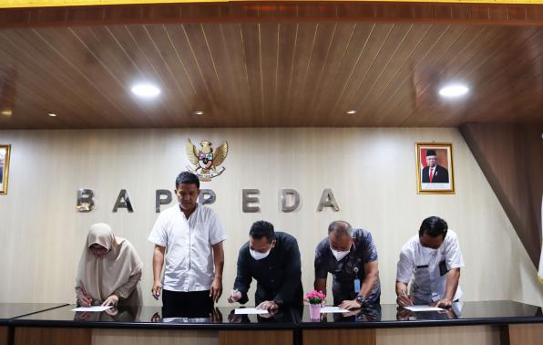 Administrator dan Sub Koordinator Bappeda Babel Tanda Tangani Perjanjian Kinerja