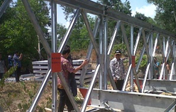 Tim TRC BPBD Pasang Jembatan Bailey di Desa Rebo