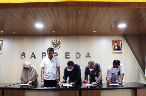 Administrator dan Sub Koordinator Bappeda Babel Tanda Tangani Perjanjian Kinerja