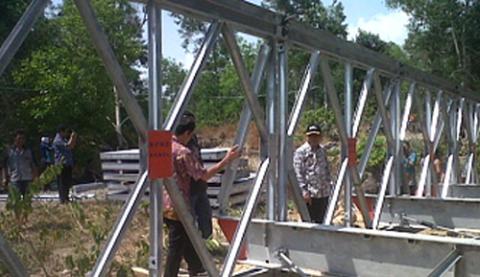 Tim TRC BPBD Pasang Jembatan Bailey di Desa Rebo